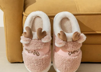 Cozy and Stylish Winter Slippers for Women and Men with Plush Comfort